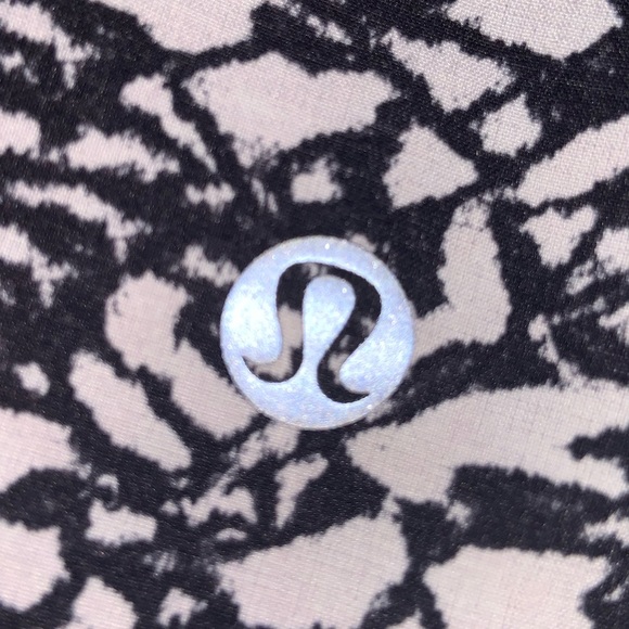 Lululemon shorts size 2 - Picture 3 of 4